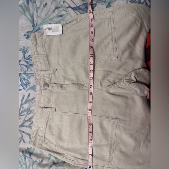 Casual White Tee and Beige Wide-Leg Pants - Picture 7 of 7